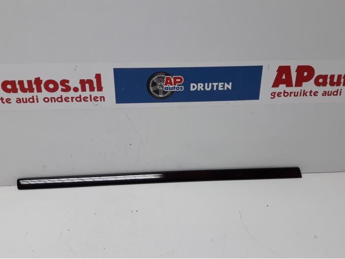 Używane Listwa ozdobna Audi A8 (D2) 3.7 V8 32V Quattro Cena € 19,99 Procedura marży oferowane przez AP Auto's