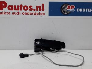 Używane Uchwyt drzwi prawych przednich wersja 4-drzwiowa Audi A8 (D2) 3.7 V8 32V Quattro Cena € 24,99 Procedura marży oferowane przez AP Autos