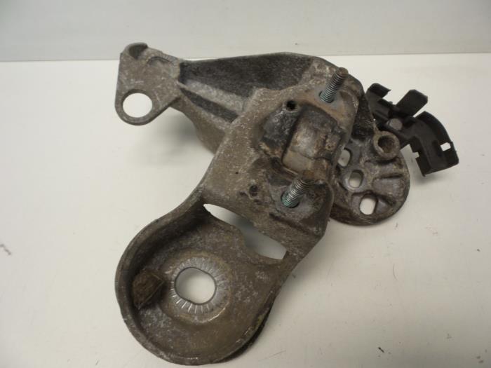 Engine mount from a Audi A4 Avant (B5) 1.9 TDI 1997