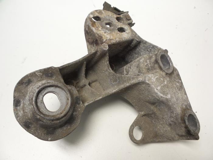 Engine mount from a Audi A4 Avant (B5) 1.9 TDI 1997