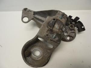 Engine mount from a Audi A4 Avant (B5) 1.9 TDI 1997