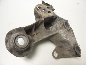 Engine mount from a Audi A4 Avant (B5) 1.9 TDI 1997