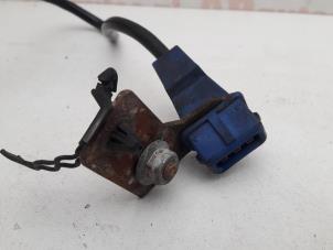 Klopfsensor van een Audi Cabrio (B4) 2.0 E 1995