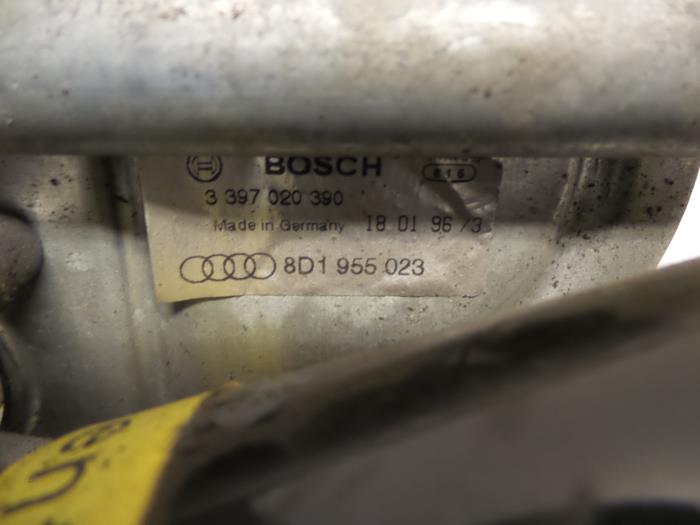 Scheibenwischermotor+Mechanik van een Audi A4 (B5) 1.8 20V 1996