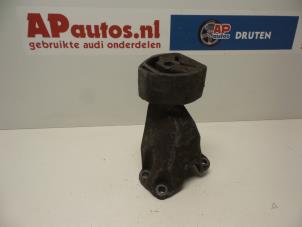 Używane Wspornik skrzyni biegów Audi A4 (B5) 1.8 20V Cena € 20,00 Procedura marży oferowane przez AP Autos