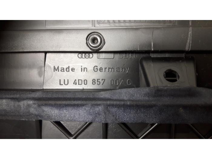 Element deski rozdzielczej z Audi A8 (D2) 3.7 V8 32V Quattro 1996
