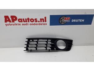 Usagé Pare-chocs grille Audi A4 Quattro (B6) 2.5 TDI V6 24V Prix € 35,00 Règlement à la marge proposé par AP Autos