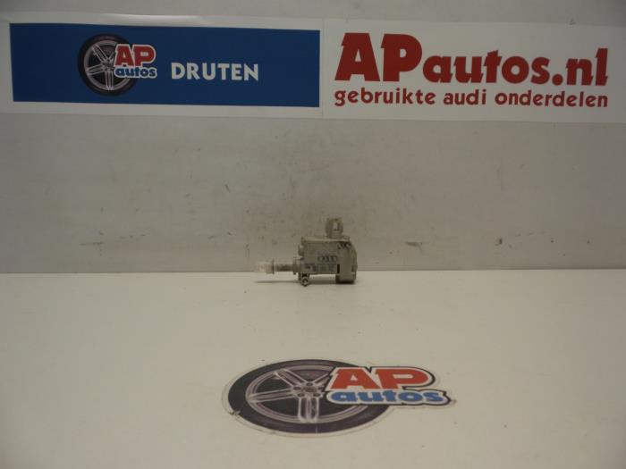 Tankklappe Verriegelungsmotor van een Audi A4 (B6) 1.9 TDI PDE 130 2002