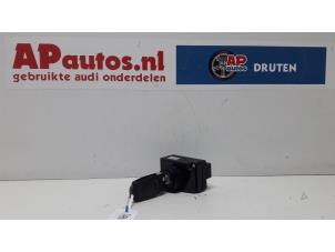 Usagé Serrure de contact + clé Audi A8 (D3) 3.7 V8 40V Quattro Prix € 24,99 Règlement à la marge proposé par AP Autos
