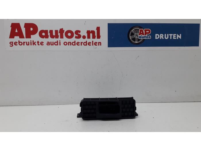 Używane Komputer pokladowy Audi A8 (D3) 3.7 V8 40V Quattro Cena € 49,99 Procedura marży oferowane przez AP Auto's
