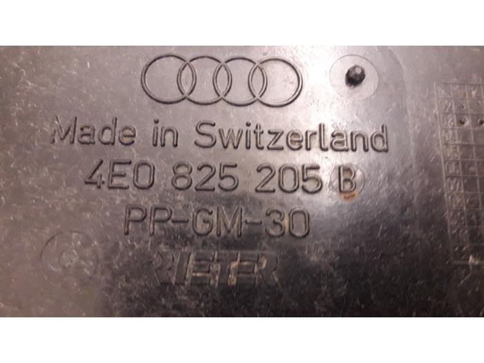 Chapa protectora piso de un Audi A8 (D3) 3.7 V8 40V Quattro 2003