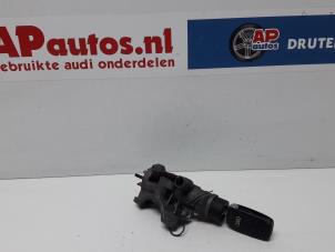 Usagé Serrure de contact + clé Audi A8 (D2) 4.2 V8 40V Quattro Prix € 19,99 Règlement à la marge proposé par AP Autos