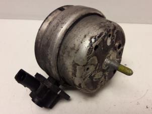 Engine mount from a Audi A6 Avant (C5) 2.5 TDI V6 24V 1998