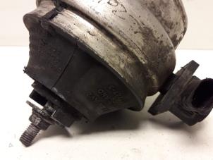 Engine mount from a Audi A6 Avant (C5) 2.5 TDI V6 24V 1998