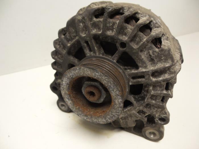 Dynamo from a Audi A5 Quattro (B8C/S) 3.0 TDI V6 24V 2007