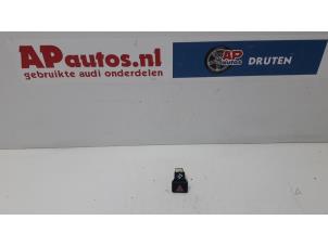 Usagé Bouton de warning Audi A4 Avant (B7) 2.5 TDI V6 24V Prix € 9,99 Règlement à la marge proposé par AP Autos