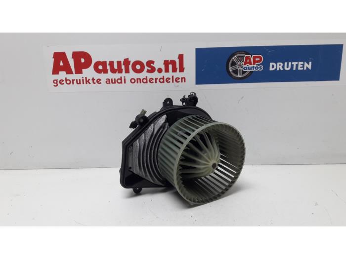 Motor de ventilador de calefactor de un Audi A4 (B5) 2.4 30V 1998