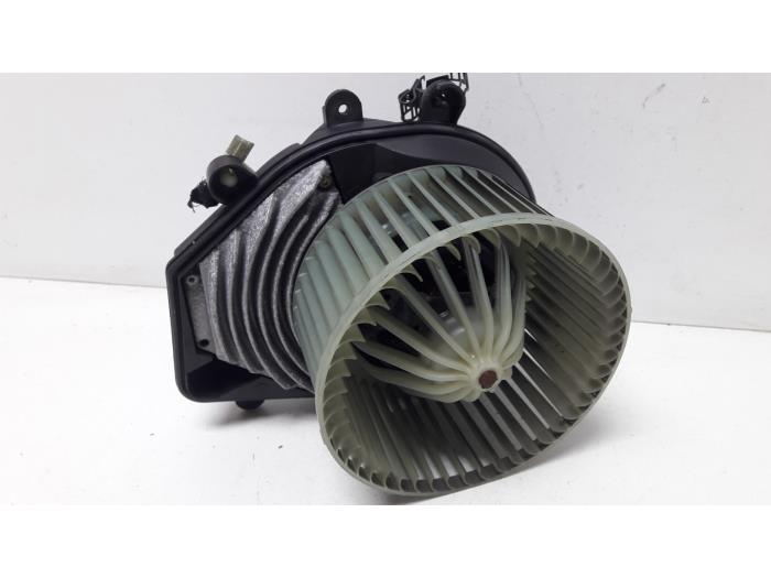 Motor de ventilador de calefactor de un Audi A4 (B5) 2.4 30V 1998