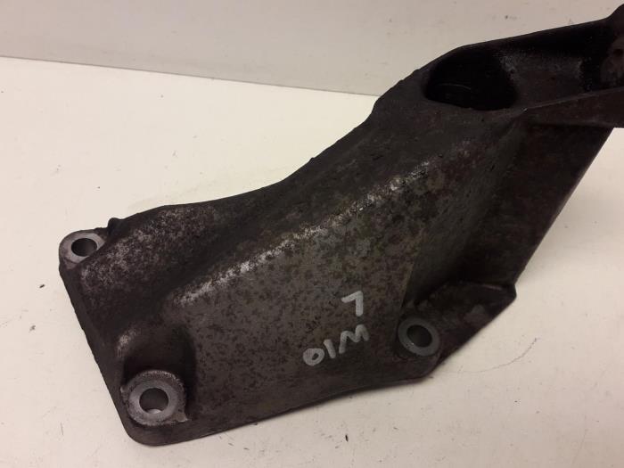 Engine mount from a Audi A6 (C5) 1.9 TDI 115 2000