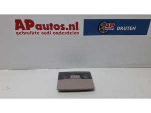 Używane Oswietlenie wewnetrzne przód Audi A8 (D2) 2.5 TDI V6 24V Cena € 19,99 Procedura marży oferowane przez AP Autos