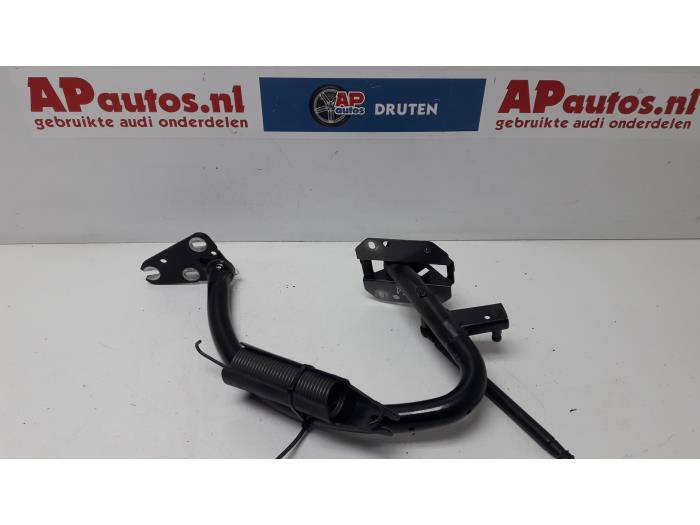 Tailgate hinge from a Audi A4 (B8) 2.0 TDI 16V 2009