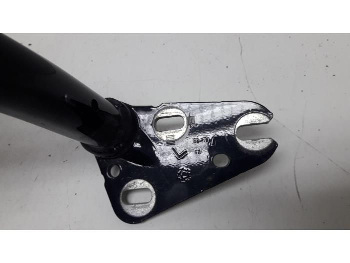 Tailgate hinge from a Audi A4 (B8) 2.0 TDI 16V 2009