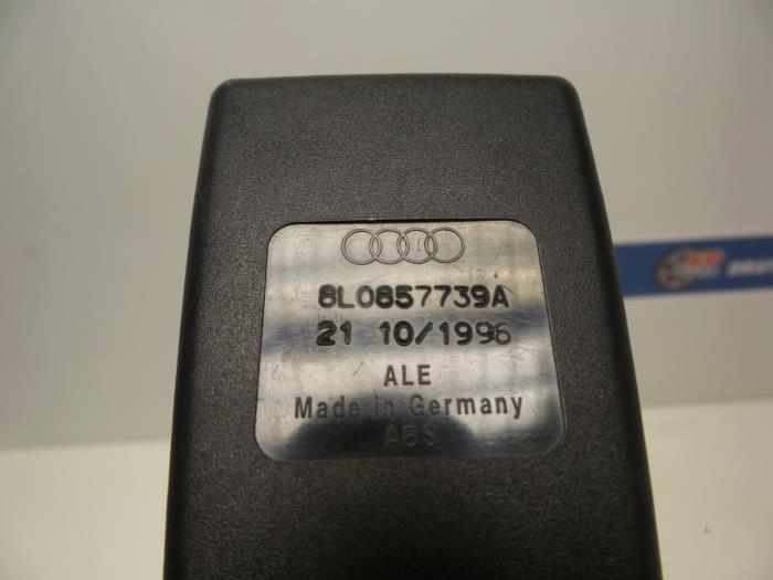 Tendeur de ceinture arrière gauche d'un Audi A3 (8L1) 1.9 TDI 90 1996
