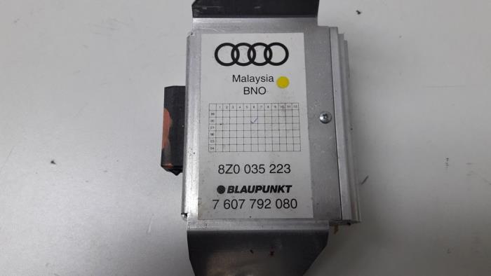 Radio amplifier from a Audi A2 (8Z0) 1.4 16V 2000