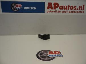 Usagé Commutateur chauffage vitre arrière Audi A3 (8L1) 1.8 20V Prix € 20,00 Règlement à la marge proposé par AP Autos