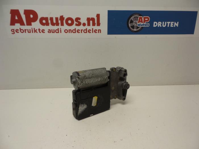 Motor de techo deslizante de un Audi A4 (B5) 1.8 20V 1999
