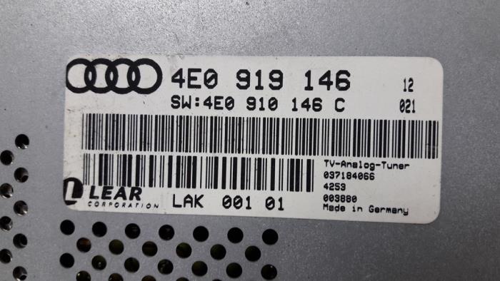 Fernsehempfänger van een Audi A8 (D3) 6.0 W12 48V Quattro 2004