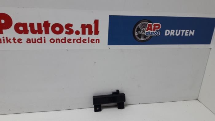 Używane Modul keyless vehicle Audi A8 (D3) 6.0 W12 48V Quattro Cena € 45,00 Procedura marży oferowane przez AP Auto's