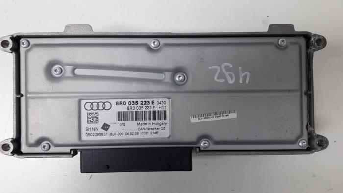 Radio amplifier from a Audi A4 Avant (B8) 2.0 TDI 16V 2009