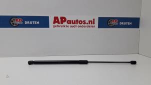 Usagé Amortisseur à gaz arrière gauche Audi A3 Sportback (8VA/8VF) 1.6 TDI Ultra 16V Prix € 15,00 Règlement à la marge proposé par AP Autos