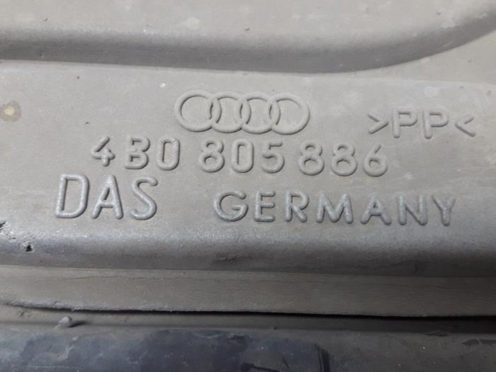 Plaque de protection moteur d'un Audi A6 Avant (C5) 1.9 TDI 130 2003
