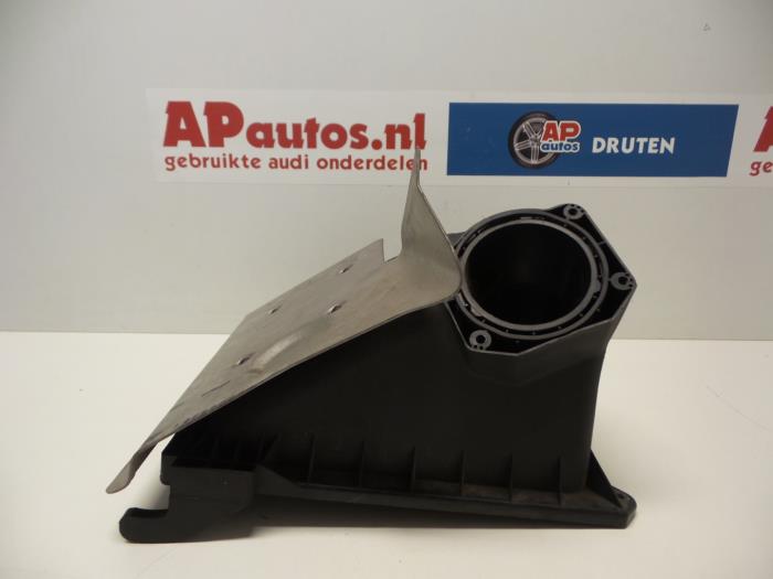 Boîtier filtre à air d'un Audi A4 (B6) 2.0 20V 2001