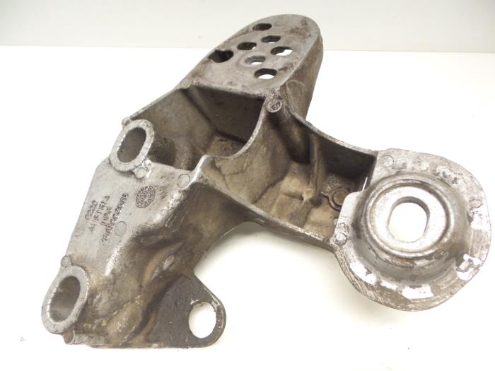 Engine mount from a Audi A6 (C5) 2.5 TDI V6 24V 2000