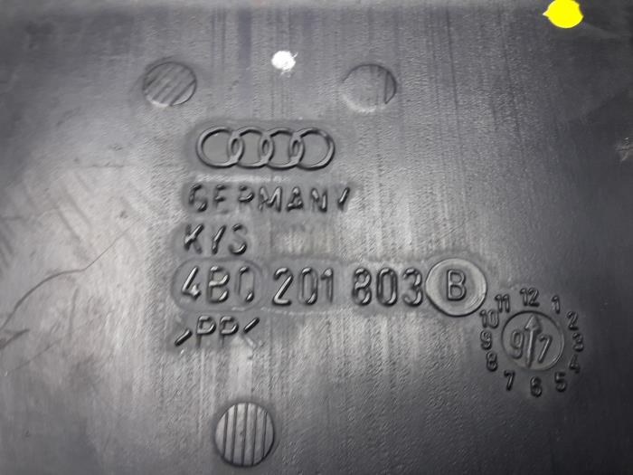 Filtre carbone d'un Audi A6 (C5) 2.4 V6 30V 1998