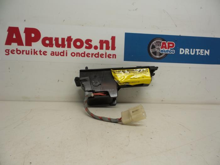 Zigarettenanzünder van een Audi A4 (B6) 1.9 TDI PDE 130 2003