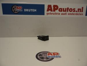 Usagé Commutateur chauffage vitre arrière Audi A3 (8L1) 1.6 Prix € 20,00 Règlement à la marge proposé par AP Autos
