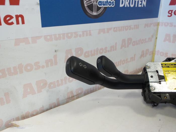 Steering column stalk from a Audi A3 (8P1) 2.0 TDI 16V 2004