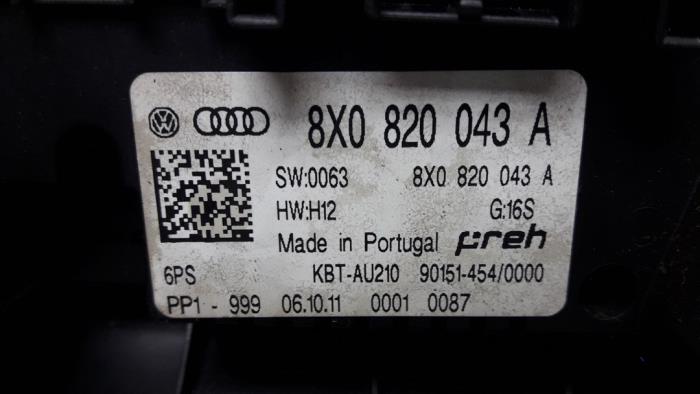 Panel Climatronic de un Audi A1 (8X1/8XK) 1.2 TFSI 2011