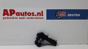 Używane Wspornik (rózne) Audi A4 (B7) 2.0 20V Cena € 19,99 Procedura marży oferowane przez AP Autos