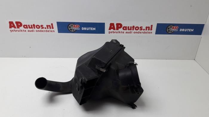 Cuerpo de filtro de aire de un Audi A6 Avant Quattro (C5) 3.0 V6 30V 2002