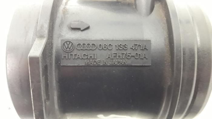 Luftmassenmesser van een Audi A6 Avant Quattro (C5) 3.0 V6 30V 2002