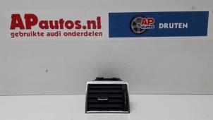 Używane Kratka wentylacyjna deski rozdzielczej Audi A8 (D3) 6.0 W12 48V Quattro Cena € 20,00 Procedura marży oferowane przez AP Autos