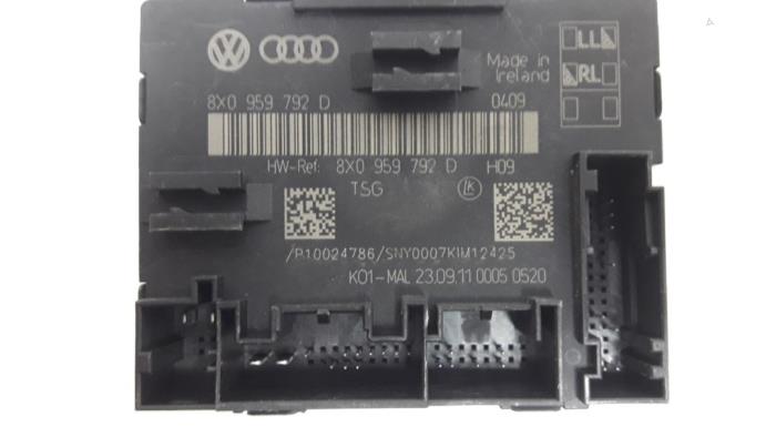 Módulo de cierre centralizado de un Audi A1 (8X1/8XK) 1.2 TFSI 2011