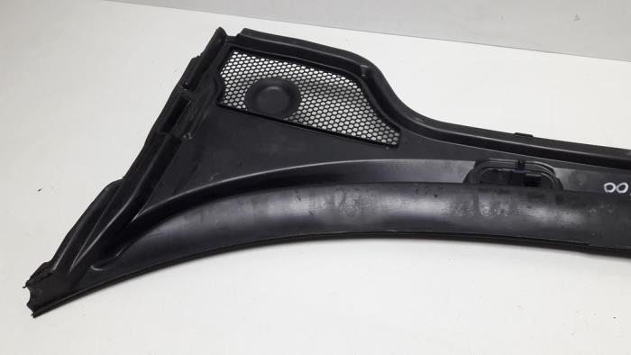 Cowl top grille from a Audi A3 Sportback (8PA) 2.0 TDI DPF 2007