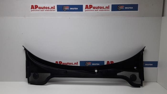 Cowl top grille from a Audi A3 Sportback (8PA) 2.0 TDI DPF 2007