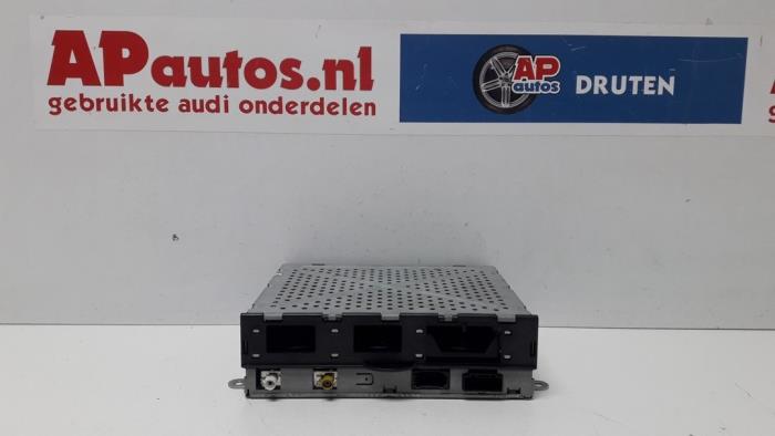 Module radio d'un Audi A8 (D3) 3.7 V8 40V Quattro 2003